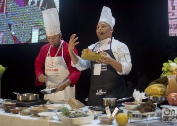 Practical lesson on Cuban regional cuisine during the Cuba Sabe 2020 International Culinary Workshop. Photos: Otmaro Rodríguez.