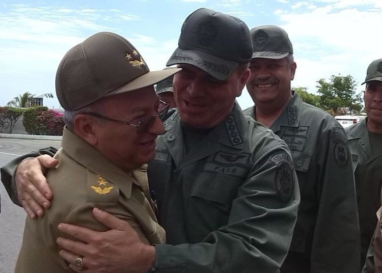 Army General Leopoldo Cintra Frías, Minister of the Revolutionary Armed Forces (FAR) of the Republic of Cuba, being received in 2015 by officers of the Bolivarian National Armed Forces of Venezuela. Photo: @ComgralAmb / Twitter.