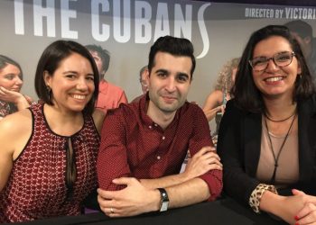 The author of the play “The Cubans,” Cuban-American playwright Michael León (c); director Victoria Collado (r), and actress Ashley Álvarez (l) during an interview with EFE news agency in Miami, Florida (USA), on January 20, 2020. Photo: Ana Mengotti / EFE.