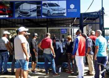 Several people line up for the purchase of second-hand cars in Havana, whose sale in freely convertible currency by the Cuban government began on Tuesday, February 25, 2020. Photo: Ernesto Mastrascusa / EFE.