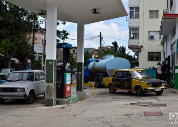 Cars wait for fuel supply at a gas station in Havana. Photo: Otmaro Rodríguez.