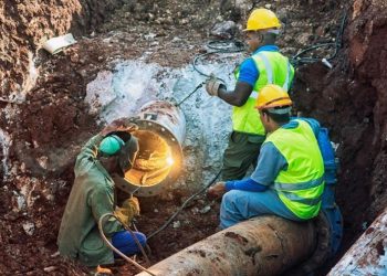 Cupet and Aguas de La Habana workers repaired the damaged fuel line, whose spill contaminated the waters of the Vento canal. Photo: tribuna.cu