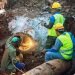 Cupet and Aguas de La Habana workers repaired the damaged fuel line, whose spill contaminated the waters of the Vento canal. Photo: tribuna.cu