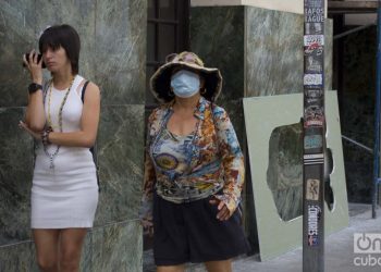 A woman covers part of her face with a mask in Havana, on March 12, 2020, after the health authorities reported cases with COVID-19 on the island. Photo: Otmaro Rodríguez.