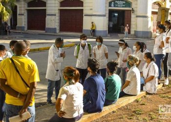 Doctors and medical students, who carry out screenings in Havana to detect possible suspected cases of COVID-19. Photo: Otmaro Rodríguez.