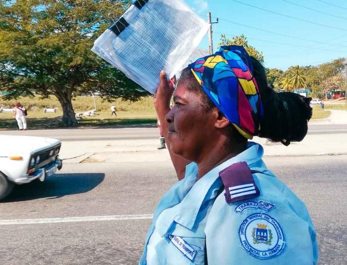 The Cuban Ministry of Transportation clarifies that only vehicles belonging to state entities have the obligation to stop and pick up passengers at bus stops. Photo: tribuna.cu