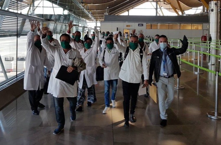 A brigade made up of 39 Cuban health professionals arrived today, March 29, in Madrid, on their way to Andorra, where they will offer their support in the fight against the COVID-19 pandemic. Photo: @Gustavo Machín / Facebook
