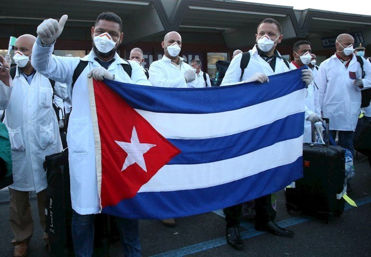 Cuban doctors and nurses after their arrival at Malpensa airport, Italy, to help in the fight against the COVID-19 pandemic, on March 22, 2020. Photo: Mateo Bazzi / EFE.