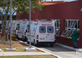 Ambulances during the transfer of passengers of the British cruise ship MS Braemar from the port of Mariel to José Martí International Airport. Photo: Otmaro Rodríguez