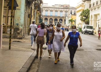 Cubans use facemasks in Havana. Photo: Otmaro Rodríguez