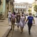 Cubans use facemasks in Havana. Photo: Otmaro Rodríguez