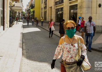A woman uses a facemask in Havana as a security measure against COVID-19. Photo: Otmaro Rodríguez.