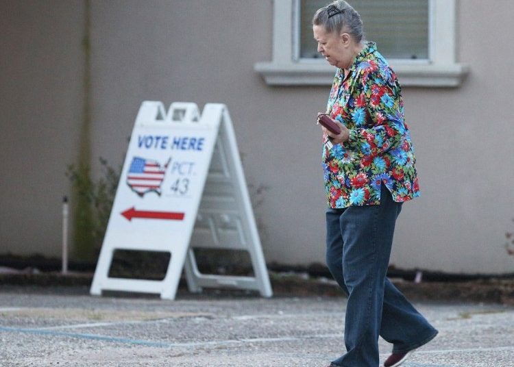 A woman goes to vote in the primaries in Pensacola, Florida, on March 17, 2020. Photo: Mike Kittrell/EFE