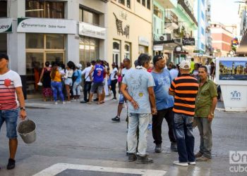 People in the streets of Havana. Photo: Otmaro Rodríguez