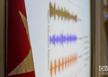 Slide of sound waves related to the suspicious sonic attacks suffered by North American diplomats in Cuba, presented during the debates of the Is There a Havana Syndrome? event held at the Cuban Neuroscience Center on March 2 and 3, 2020. Photo: Otmaro Rodríguez.