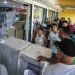People at the entrance of a store in Havana selling household appliances in freely convertible currency. Photo: AP / File.