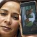 Yarelis Gutiérrez Barrios holds a cell phone with the photograph of her and her couple Roylan Hernández Díaz, an asylum seeker in the United States who committed suicide in a cell in Louisiana. Photo: Chris O'Meara / AP.