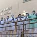 Health personnel from the Juan de Austria Health Center in Alcalá de Henares return the applause during the neighbors’ daily tribute for their work in the fight against the coronavirus pandemic. EFE / Fernando Villar