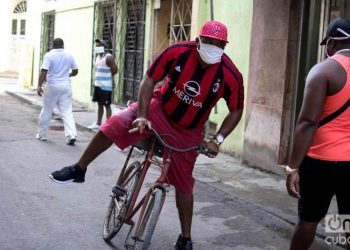 Havana: a man rides his bicycle to work in times of coronavirus. Photo: Otmaro Rodríguez