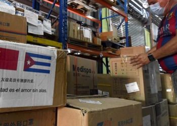 A worker inspects boxes with sanitary supplies that have arrived from China to contain the pandemic due to the new coronavirus in Cuba. Photo: Joaquín Hernández/Xinhua/Archive.