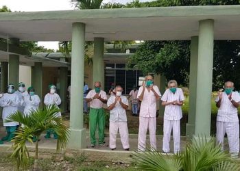 Isolated elderly people, along with part of the staff who attend them, in a school in the city of Santa Clara, in central Cuba, after registering an outbreak of coronavirus in the home where they were hospitalized. Photo: Dalia Reyes Perera/Facebook.