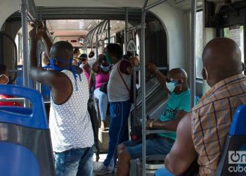 Public transportation in Havana, before closure due to coronavirus. Photo: Otmaro Rodríguez.