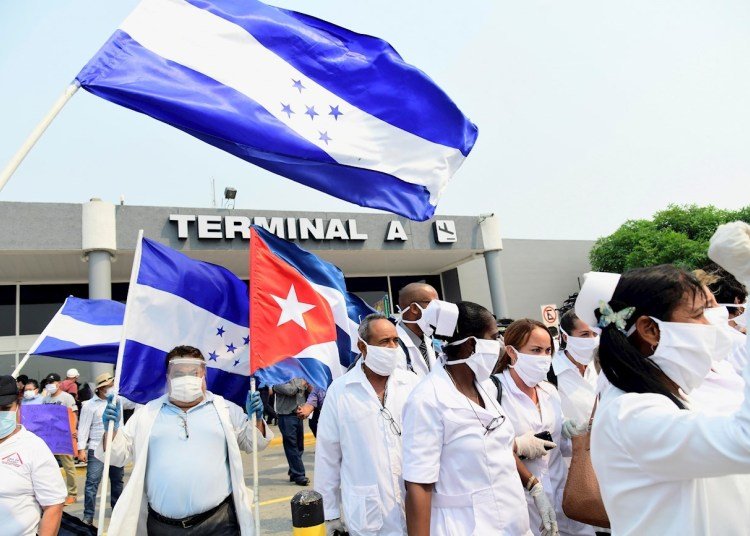 Members of a Cuban medical brigade after landing at the Ramón Villeda Morales International Airport in San Pedro Sula, Honduras. Photo: EFE/José Valle.