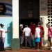 A group of people line up to buy in an agricultural market, this Monday in Havana. (Cuba) EFE/Yander Zamora