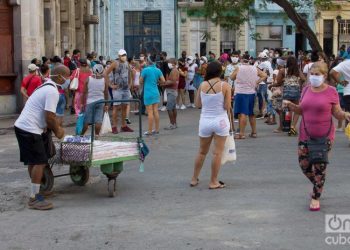 Coronavirus cases continue to increase in Cuba, where many people don’t comply with physical distance measures. Photo: Otmaro Rodríguez.