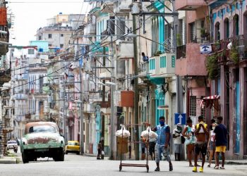 The new infections correspond to Cubans, limited to six municipalities in Havana. Five are related to confirmed cases and the source of infection is not specified in five individuals. Photo: Yander Zamora/EFE