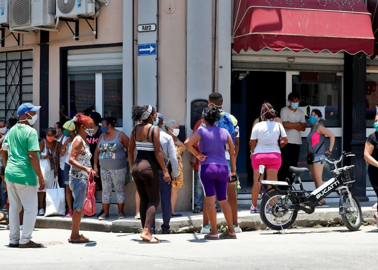 Yesterday, the country processed 2,210 tests for a total of 168,545 since the first cases of the SARS-CoV-2 virus were reported on the island; of these, 2,340 have been positive. Photo: Ernesto Mastrascusa/EFE/Archive