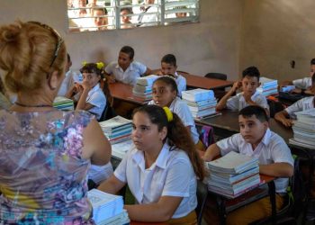 Junior high School in Cuba. Photo: Yaciel Peña/ACN/Archive