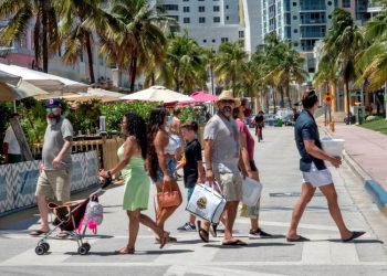 A group of people walks through Miami Beach this June 24, 2020 without respecting the mandatory use of the protective mask. Photo: Cristóbal Herrera/EFE.