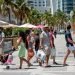 A group of people walks through Miami Beach this June 24, 2020 without respecting the mandatory use of the protective mask. Photo: Cristóbal Herrera/EFE.