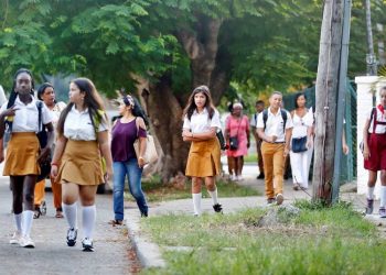 Children on their way to school for the start of the 2019-2020 school year. Photo: Ernesto Mastrascusa/EFE, archive