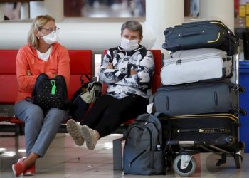 People waiting for the departure of their flights before the partial closure of Cuban borders to prevent the spread of COVID-19, at José Martí International Airport in Havana, on March 23, 2020. Photo: Yander Zamora/EFE.