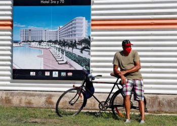 The person with a source of contagion abroad resides in the Havana municipality of Plaza and came from Mexico. The remaining two cases were identified in the municipalities of Arroyo Naranjo and Bauta. Photo: Ernesto Mastrascusa/EFE