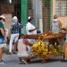 Several people buy agricultural products in Havana during the coronavirus pandemic. Photo: Yander Zamora/EFE.