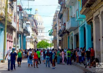 Lines to buy food in Havana. Photo: Otmaro Rodríguez