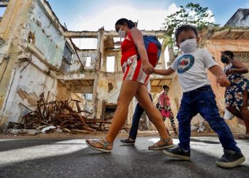 Although only one minor was reported among those affected by the new coronavirus in Cuba today, Dr. Durán draws attention to the levels of transmission of the virus in minors and young people. Photo: Yander Zamora/EFE
