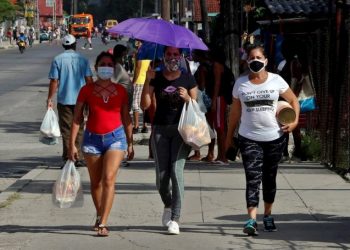 People wearing masks in Havana during the COVID-19 pandemic. Photo: Ernesto Mastrascusa/EFE.