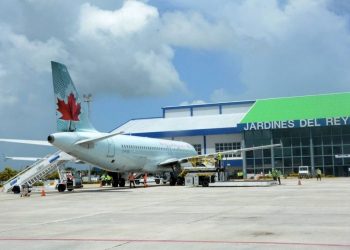 Arrival of Canadian tourists to Cayo Coco airport, in central Cuba. Photo: Agencia Cubana de Noticias.
