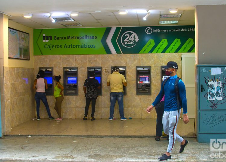 ATMs of the Banco Metropolitano in Havana. Photo: Otmaro Rodríguez.