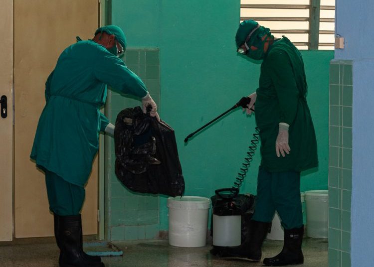 Disinfection work in Camagüey during the COVID-19 pandemic. Photo: Leandro Pérez/Adelante/Archive.