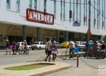 Many people continue their normal lives, despite the warnings of the COVID-19 outbreak in Havana. Photo: Otmaro Rodríguez