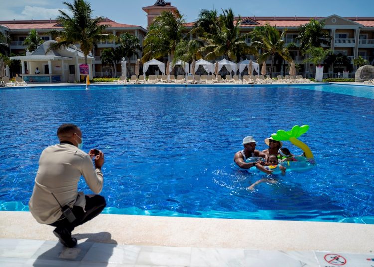A family in a swimming pool at a resort in Punta Cana (Dominican Republic). Photo: EFE/Francesco Spotorno/Archive.