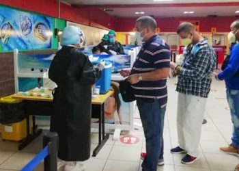 PCR is applied at the José Martí airport to travelers arriving in Cuba. The operation took between 30 and 35 seconds on average for each person. Photo: Luis Carlos Gongora/Facebook.