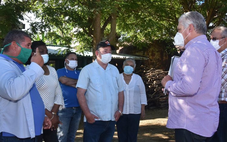 Cuban President Miguel Díaz-Canel (2-r) with authorities from Santiago de Cuba and workers from a comprehensive farm in that province, during a government tour of Santiago, the first during the post-COVID-19 de-escalation. Photo: ACN.
