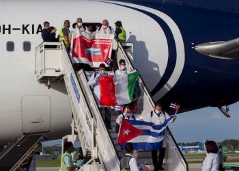 Arrival in Havana of Cuban doctors who worked in the Italian region of Lombardy in full coronavirus crisis. Photo: Yamil Lage/EFE/Archive.