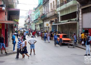 Area of Neptuno Street with many shops and stores. Photo: Otmaro Rodríguez.